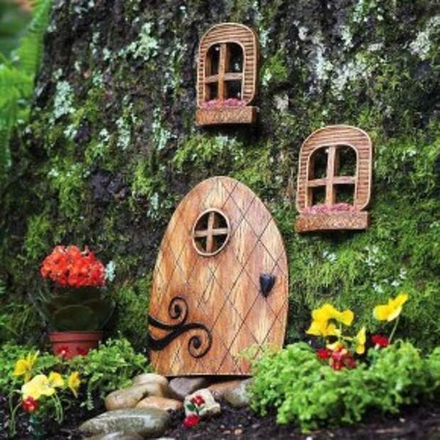 двери и окошки  - домик для феи в саду
