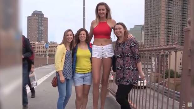 Видео: 9 девушек-гигантов, при виде которых кажется, что так не может быть