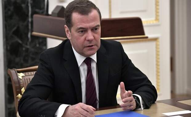Хлопнули горилки и домой: Медведев прокомментировал поездку Макрона, Шольца и Драги в Киев