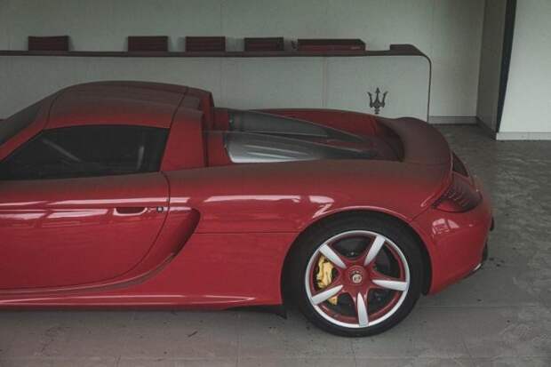 Porsche Carrera GT стоит 8 лет в заброшенном центре суперкаров в Китае
