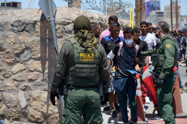 Бывший конгрессмен рассказал о секретном скрещивании инопланетян с похищенными мигрантами