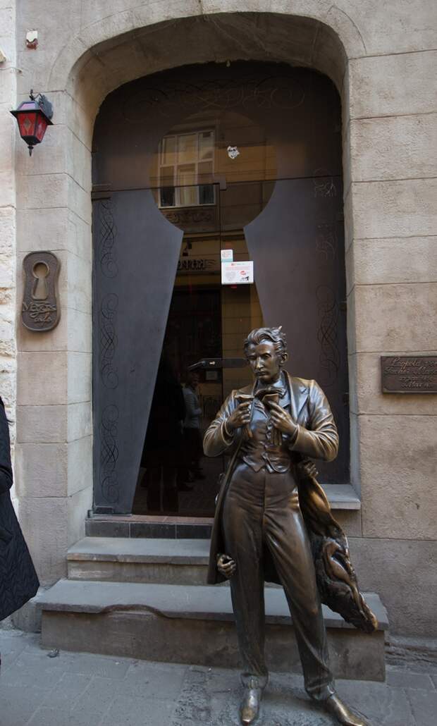 Скульптура Леопольда фон Захер-Мазоха возле арт-кафе Мазох