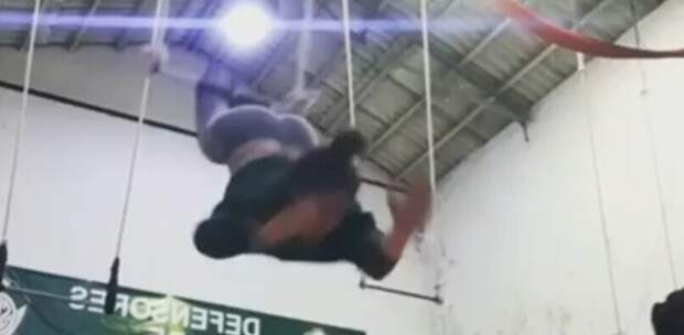 Спортсменка упала. Падение спортсменки 2022 видео.