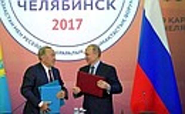 Владимир Путин и Нурсултан Назарбаев подписали Совместное заявление по случаю 25-летия установления дипломатических отношений между Российской Федерацией и Республикой Казахстан.