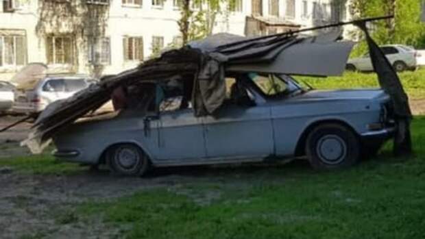 Барнаульцы пожаловались на соседа, собирающего хлам и хранящего его на машинах во дворе