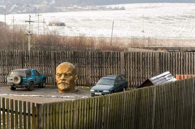 голова Ленина на парковке