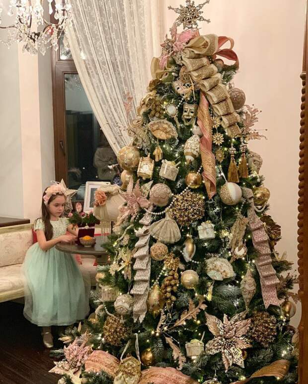 Елка "Маленькая леди" для актрисы Ирины Гриневой и ее дочери Василисы. @instagram.com/grinevaru/ 