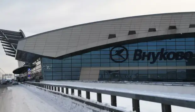Аэропорт Внуково ввел режим простоя и закрыл прием на работу