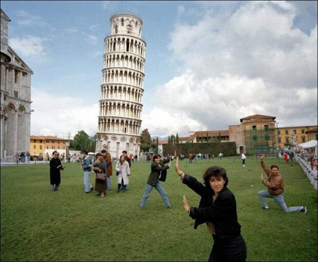 tourists-posing-01 (700x577, 89Kb)
