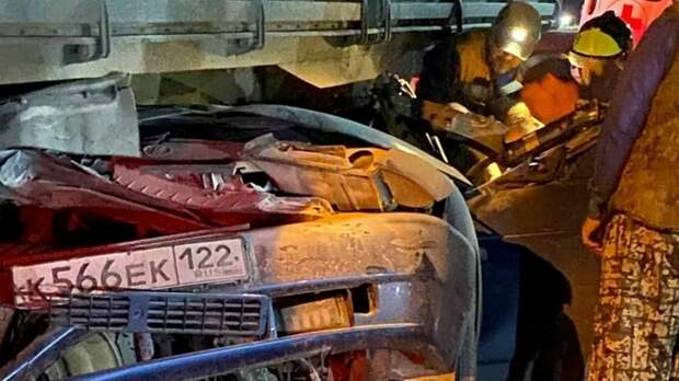 "Лада" залетела под КамАЗ в Бийске