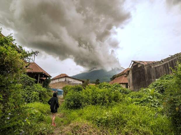 В этой деревне жили 3 000 человек Синабунг, Суматра, брошенная деревня, вулкан, вулканы, действующие вулканы, извержение вулкана, индонезия
