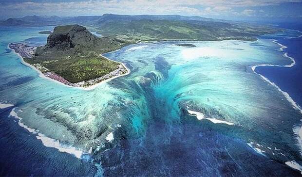 Невероятное природное явление: подводный водопад.