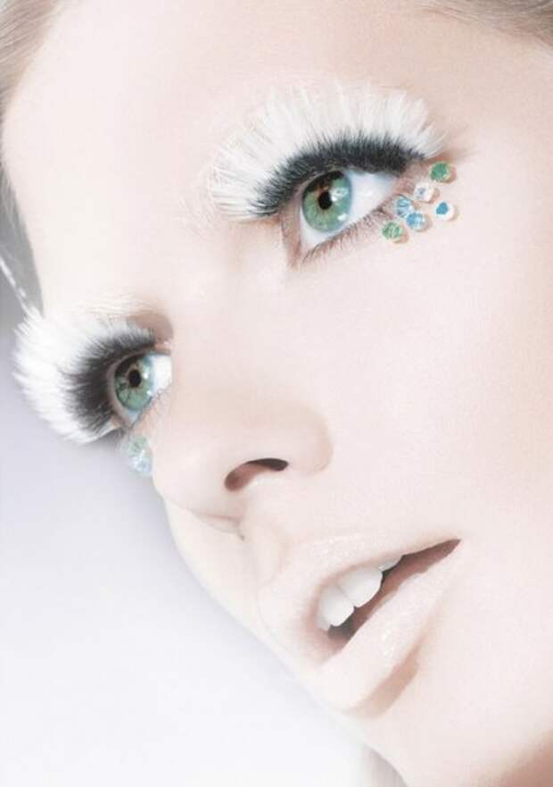 Календарь на 2012 год от компании Maybelline 