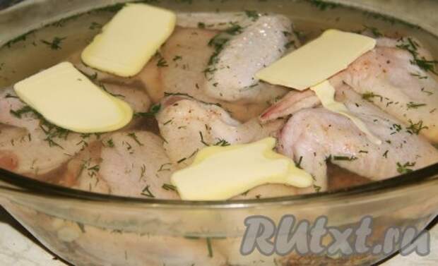 На пропаренную гречку выложить курочку и кусочки сливочного масла. Закрыть плотно крышкой и отправить в духовку. 
