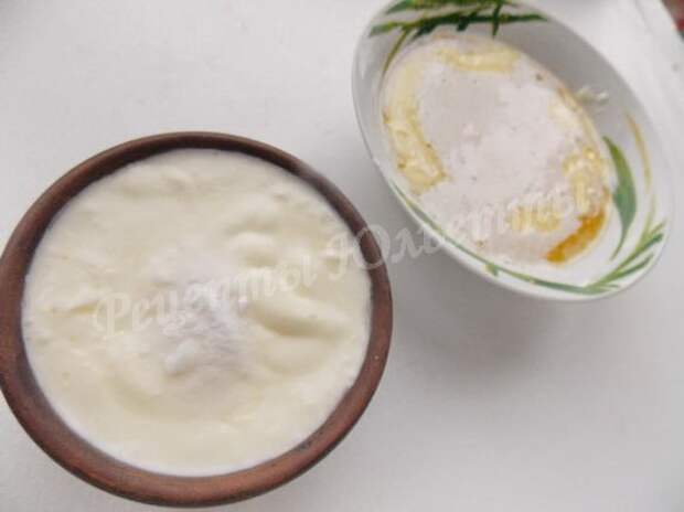 сметану смешиваем с содой, масло растапливаем