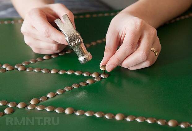 Обивка двери с помощью декоративных гвоздей