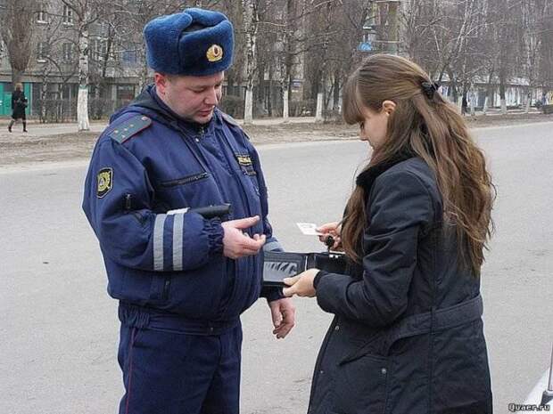 полицейский проверяет документы у девушки