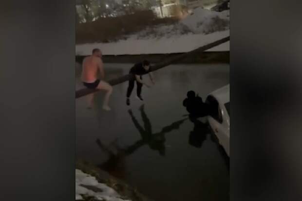 Опубликованы кадры падения такси с женщиной и ребенком в канал в Дагестане