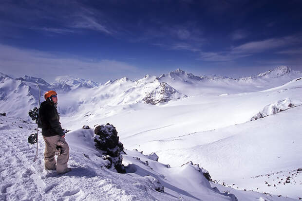 Сноубордист в Кавказских горах