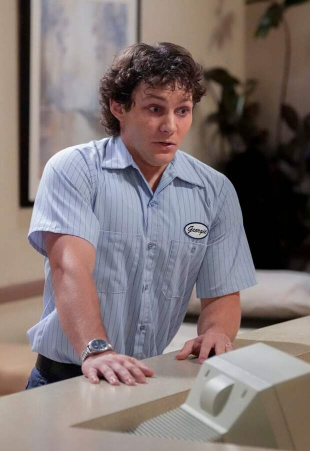 Georgie standing at the intake desk at the hospital looking scared on Georgie & Mandy Season 1 Episode 2