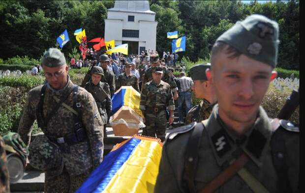 Похороны убитого на Донбассе нацика в форме нацистской Германии, на фоне флагов запрещенных в РФ организаций Азов и Правый сектор - что тут не понятно?