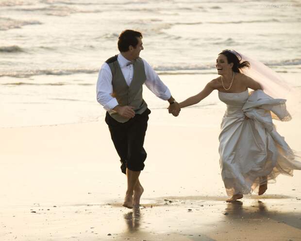 http://www.wallpapershdi.com/walls/2540/romantic-couple-on-beach_1280x1024.jpg