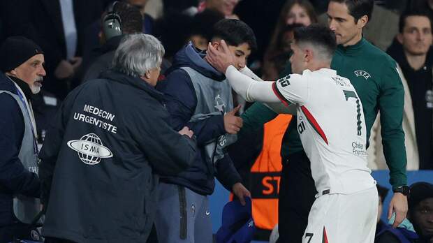 Футболист «Челси» Педру Нету извинился перед болбоем, которого толкнул в матче с «ПСЖ»