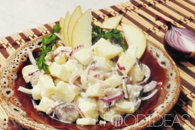 Салат с картофелем, селедкой и яблоком
