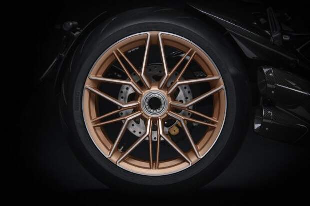 Ducati и Lamborghini представили байк ограниченной серии, вдохновленный гибридным суперкаром Sian