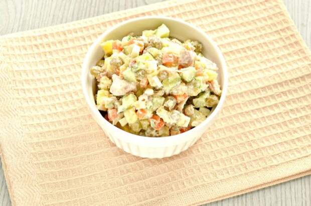 Оливье с курицей, свиным языком и крабами