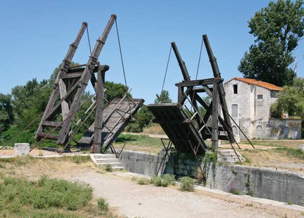 Мосты долгое время разводили с помощью лебедки и противовеса - с XIX века конструкция стала усложняться