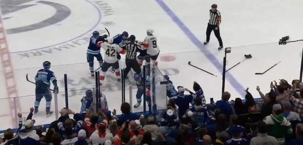 Хоккеисты устроили массовую драку в матче «Тампы» и «Флориды»