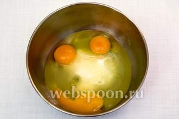 В другой миске смешаем сахар и яйца. Если присмотреться, яйца нам улыбаются.