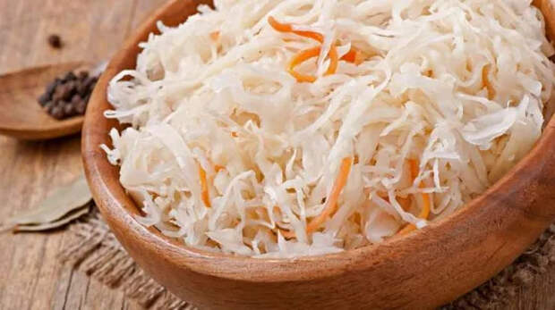 Хрустит и бодрит: 5 рецептов квашеной капусты, делаем вкусные заготовки на зиму