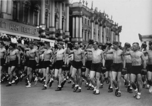 Советские физкультурники и спортсмены в ретро фотографиях