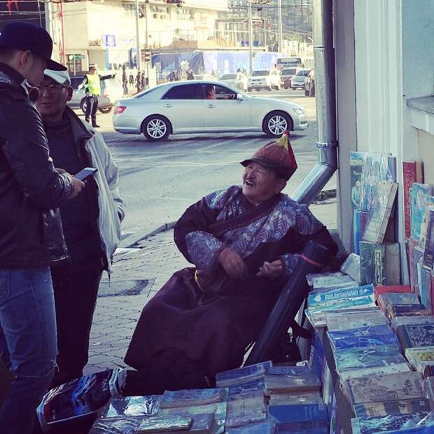 Кстати, люди здесь весьма колоритные. Вот, например, уличный торговец книгами в национальном костюме Instagram, монголия, улан-батор