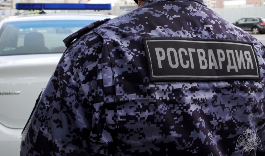 На Муравской росгвардейцы обезоружили неадекватного мужчину с топором