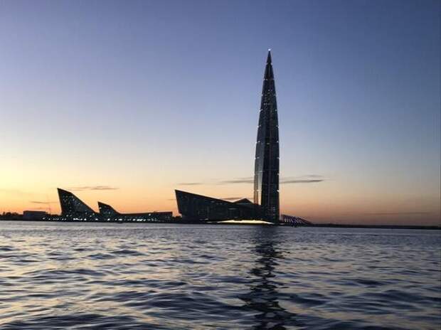 Рядом с Лахта Центром построят 82-метровую колонну с фигурой Петра I