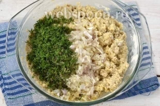 К фаршу добавить порезанный укроп и измельченный лук.