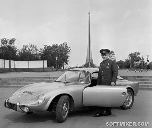 yuri-gagarin-and-the-monument-to-the-conquerors-of-space-behind-him