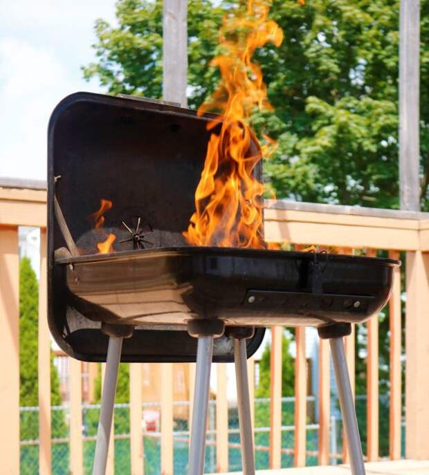 На кухне всегда держите соль под рукой на случай возгорания. /Фото: shecooksthat.com