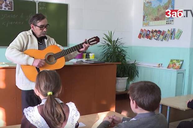Учитель-пенсионер из сельской школы в крае преподает сразу 6 предметов