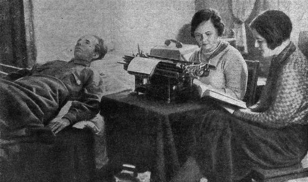 Островский 12 февраля 1936 года. С книгой в руках — жена, Р. Островская Островский 12 февраля 1936 года. С книгой в руках — жена, Р. Островская