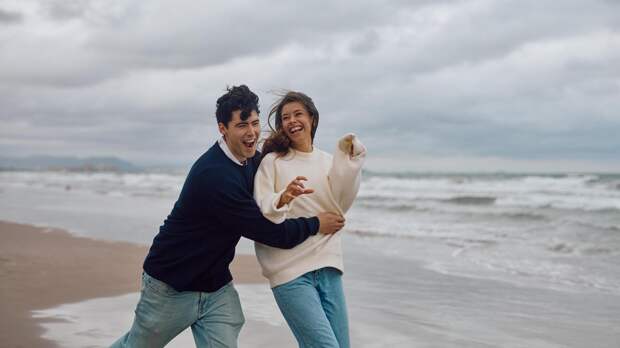 Почему тело сжимается даже рядом с любимым человеком: как проработать травму насилия в отношениях