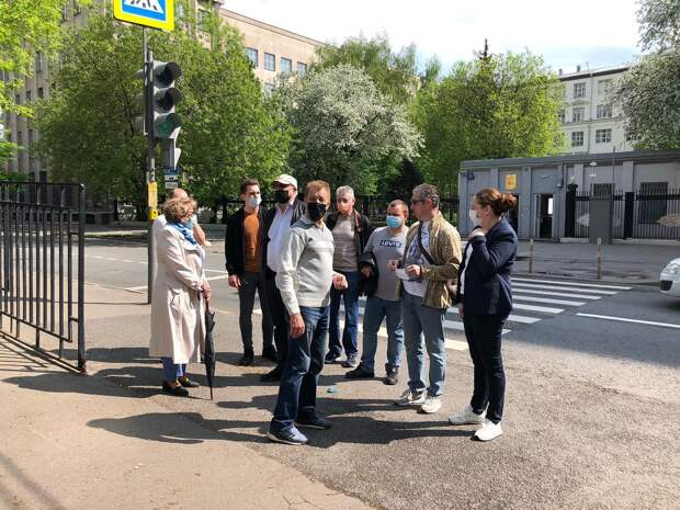 Возможно, это изображение (1 человек, стоит, улица и дорога)