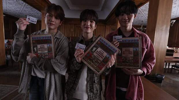 Участники k-pop группы W24 получили читательские билеты в России