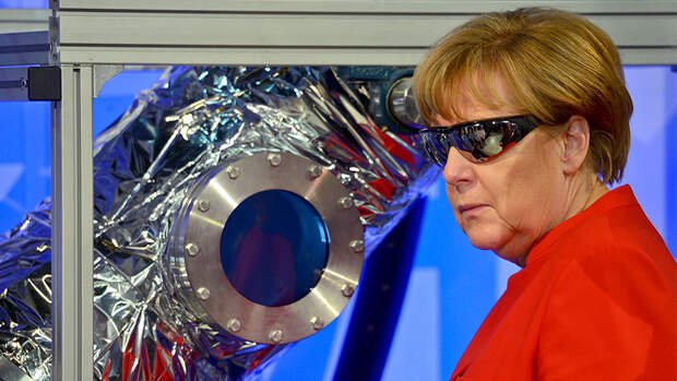 Канцлер ФРГ Ангела Меркель во время посещения Европейского центра астронавтов (EAC) в Кельне, 18 мая...