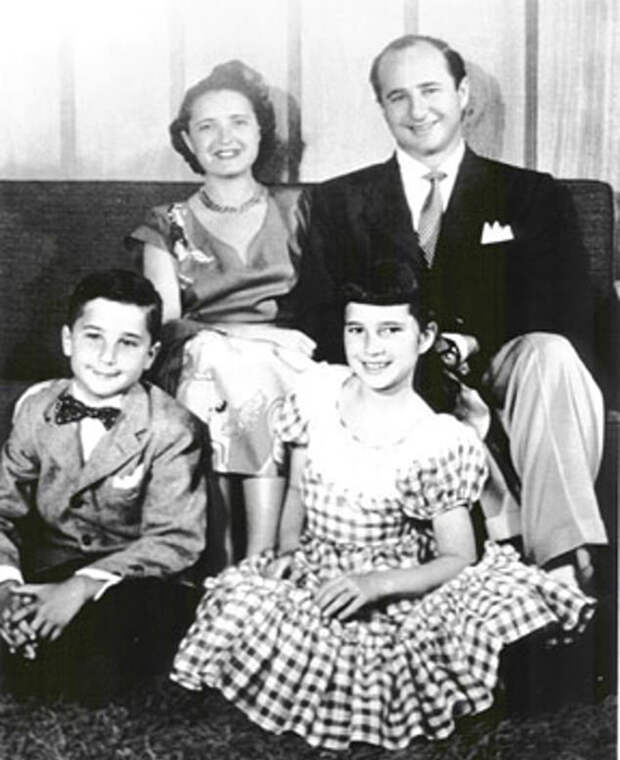 Рут и Эллиот Хэндлеры со своими детьми - Барбарой и Кеннетом.