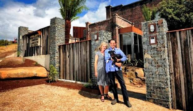Австралийская пара за 5 лет превратила заброшенную полуразрушенную подстанцию в первоклассный особняк (фото)