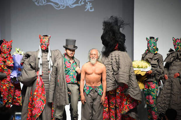 Никогда не поздно достигать цели: 80-летний дедушка стал звездой недели моды в Китае